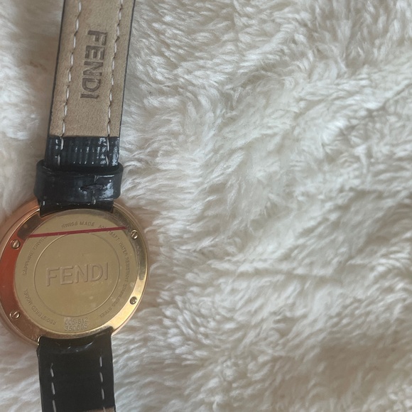 Authentic Fendi rose and black leather strap watch without a box - Picture 5 of 8